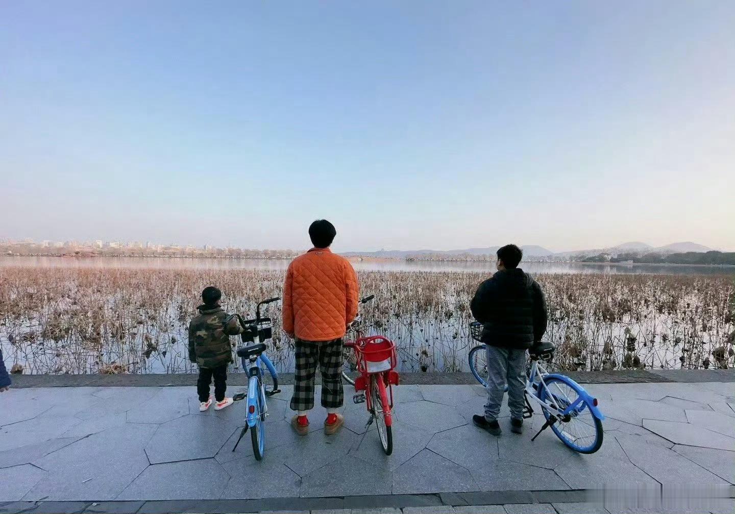 陈龙小儿子叫章纪晨比起争谁拥有冠姓权，陈龙选择各留一脉，不计较、不偏心，双向奔赴