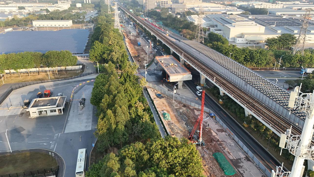 南沙市南大道黄阁段，正在建设的快速路高架桥，建成通车后不用等红绿灯直接通行