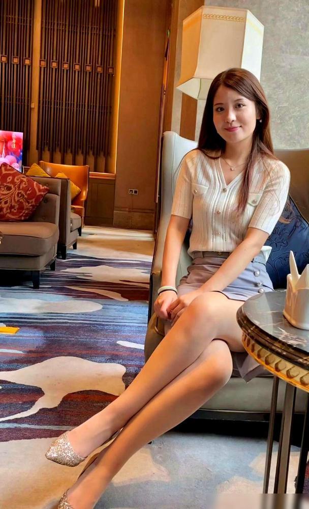 姐妹们！这组神仙搭配直接封神了！肉色丝袜配尖头高跟鞋今夏屠榜热搜，从三里屯街拍到