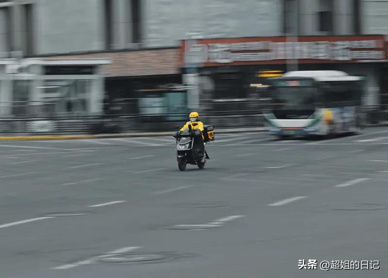 外卖骑手配送超时，我要看是什么原因，只要不是故意的，我都不会给差评，关键是，她们