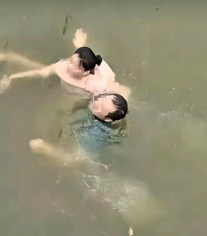 笑不活了！河北，男子见一女子落水，脱了衣服就跳进河里救人，结果游泳的时候把裤头游