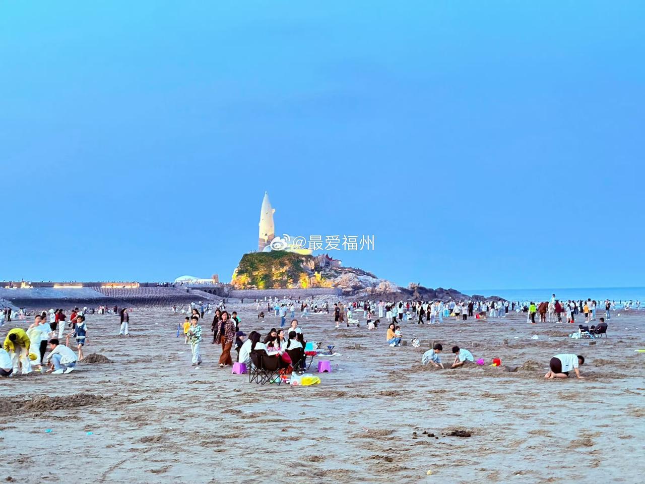 长乐下沙迎客流高峰！

入夏以来，气温持续走高，福州新区（长乐区）下沙海滨度假村