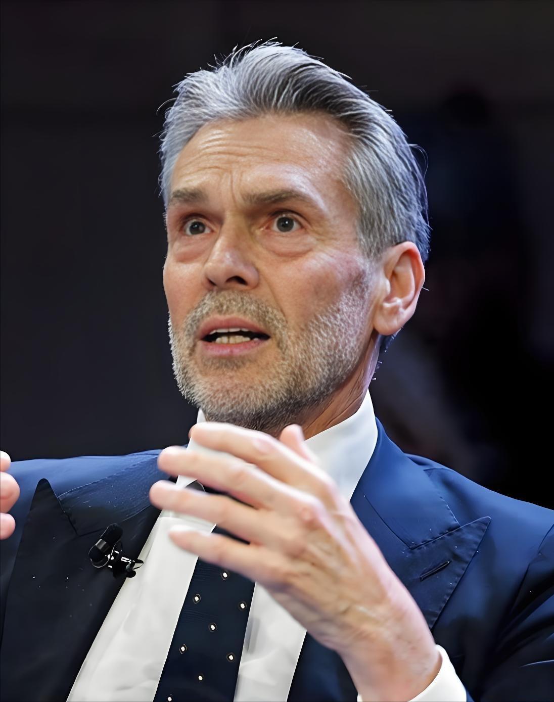 荷兰现在在美国的教唆下，已经吃了大亏。说白了，荷兰想要研究光刻机，但是它的核心材