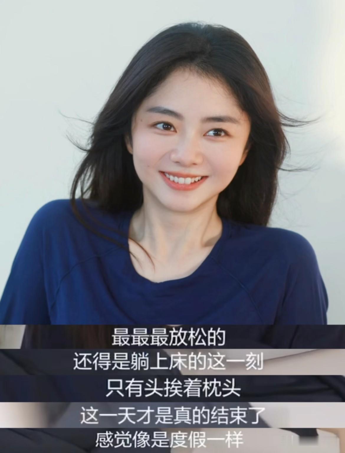我闺蜜从活动现场回来，
张嘴第一句就是：
以后别叫谭松韵美女了，得叫仙女。

她