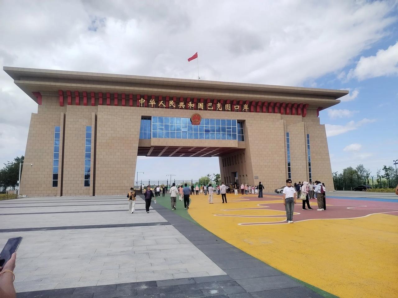 古尓邦节去巴克图口岸，游客熙熙攘攘，一派节日气氛。
    打开国门，迎万国宾客