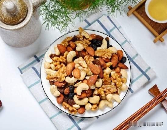 干货摊主说漏嘴：过节买坚果记住“3要3不要”，拒绝变质陈货
