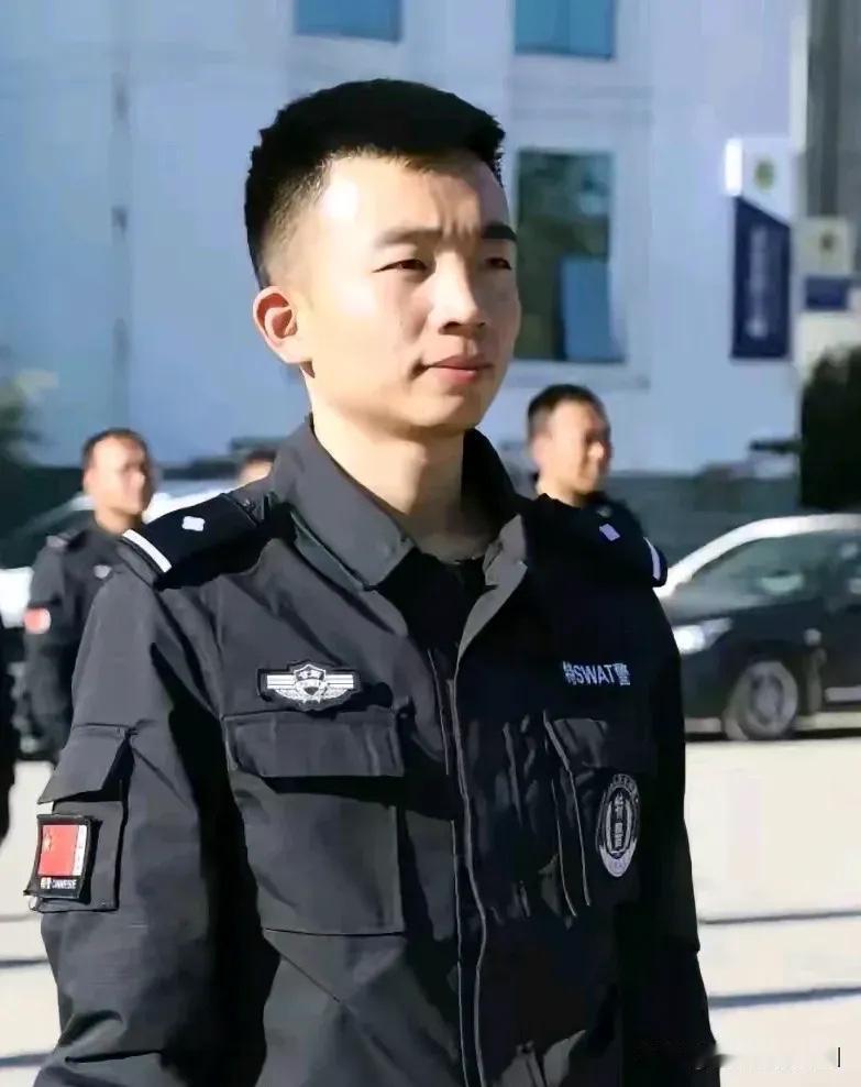 从这位帅气的小伙肩章来看，在单位是什么级别领导