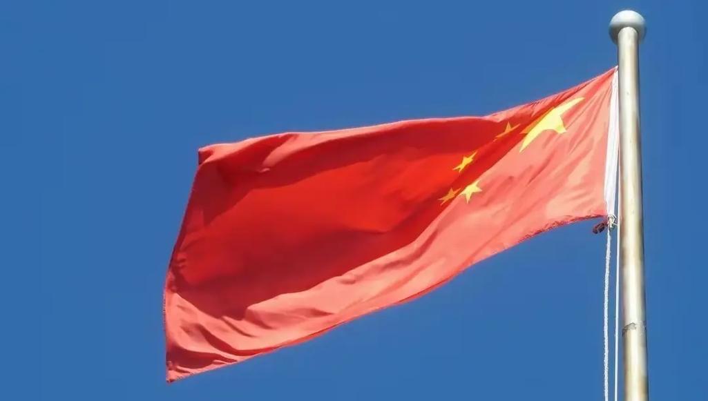 生在红旗下，长在春风里，目光所至皆为华夏，五星闪耀皆为信仰。
七一建党105华诞