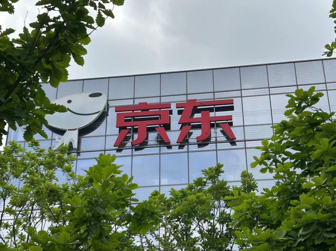 【2025年刘强东继续给老家60岁以上老人发一万元】1月1日，据宿迁刘强东老家光