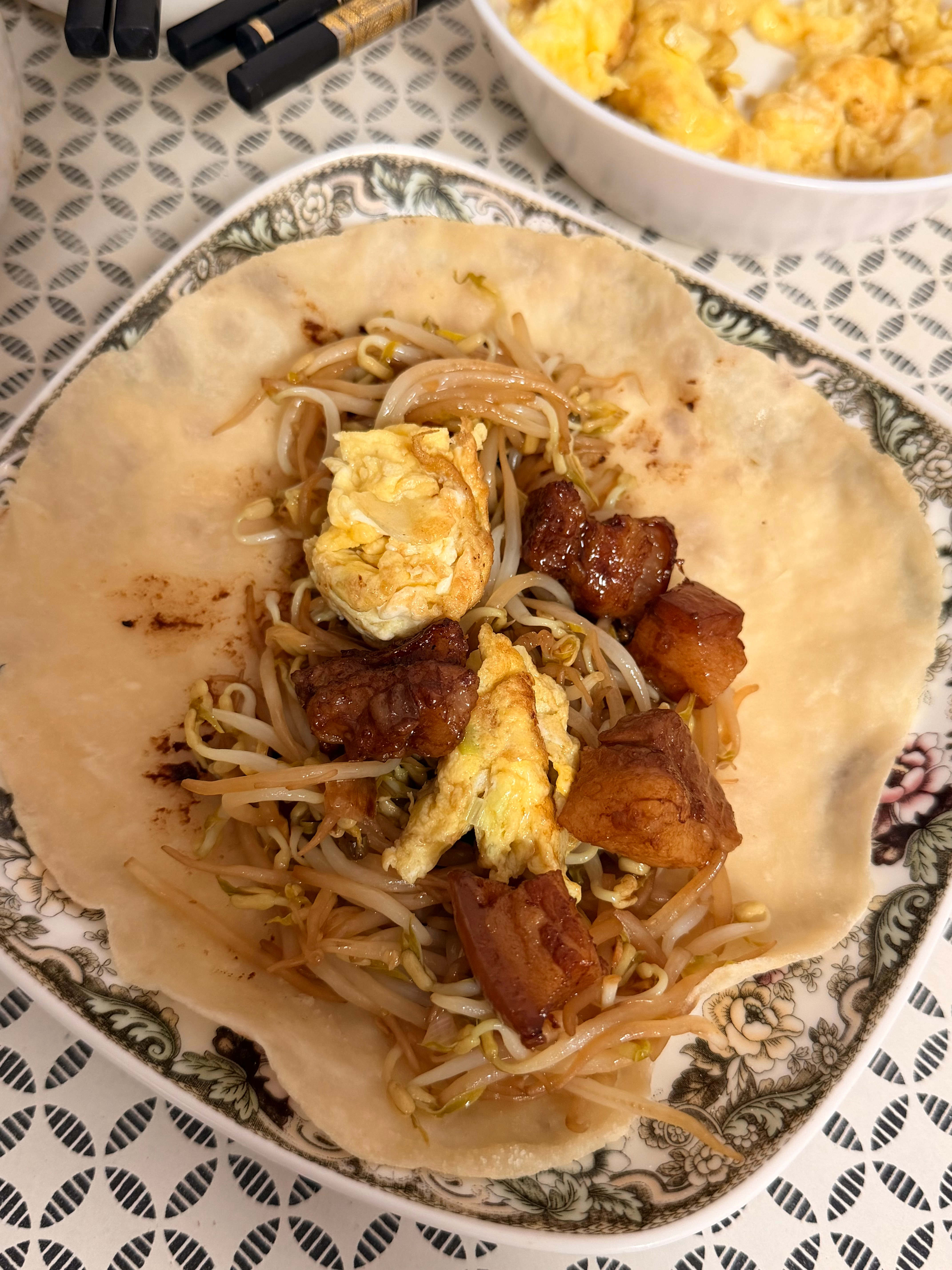 烙春饼卷五花肉比卷猪头肉美味呀[doge] ​​​