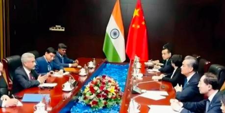 印度那边，从官员到企业主，一拨接一拨跑到中国来谈合作，中国企业的回应却出奇地齐整