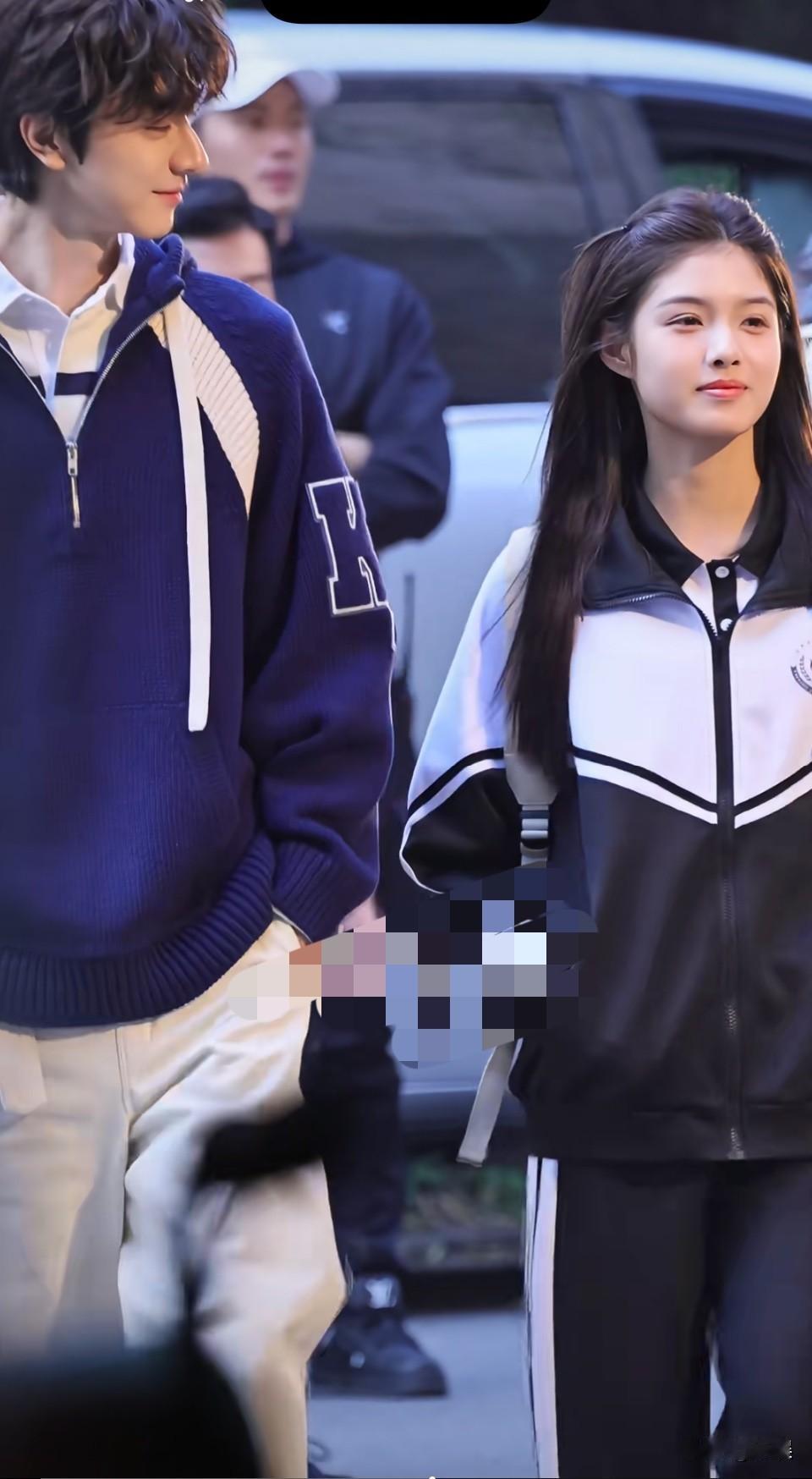 据说这个剧情是讲的就是两个人互相穿越到过去对方的身体里，然后在有限的穿越时间里一