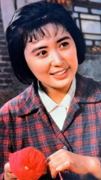 温玉娟，1959年生于山东龙口，空政话剧团国家一级演员，第四届中国戏剧梅花奖得主