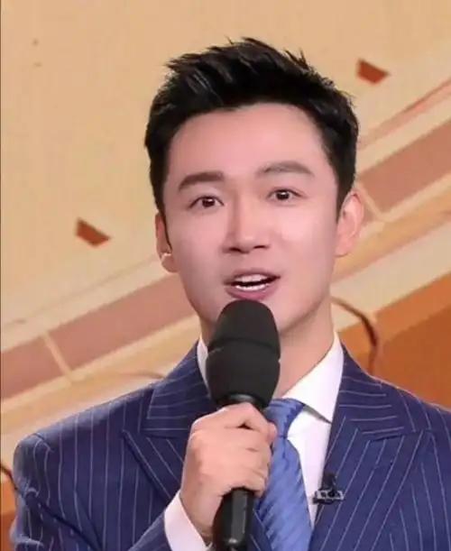 你敢信吗，一个男主持人前一晚还在白玉兰颁奖盛典上熠熠生辉，跟张凌赫、关晓彤并肩而
