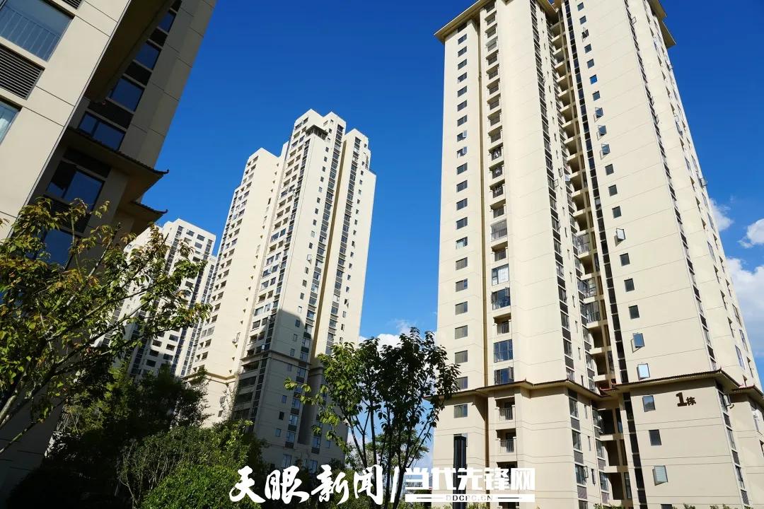 【天眼问政】官司胜诉却拿不到逾期交房违约金，房开想用车位+50%物业费抵扣，业主不同意