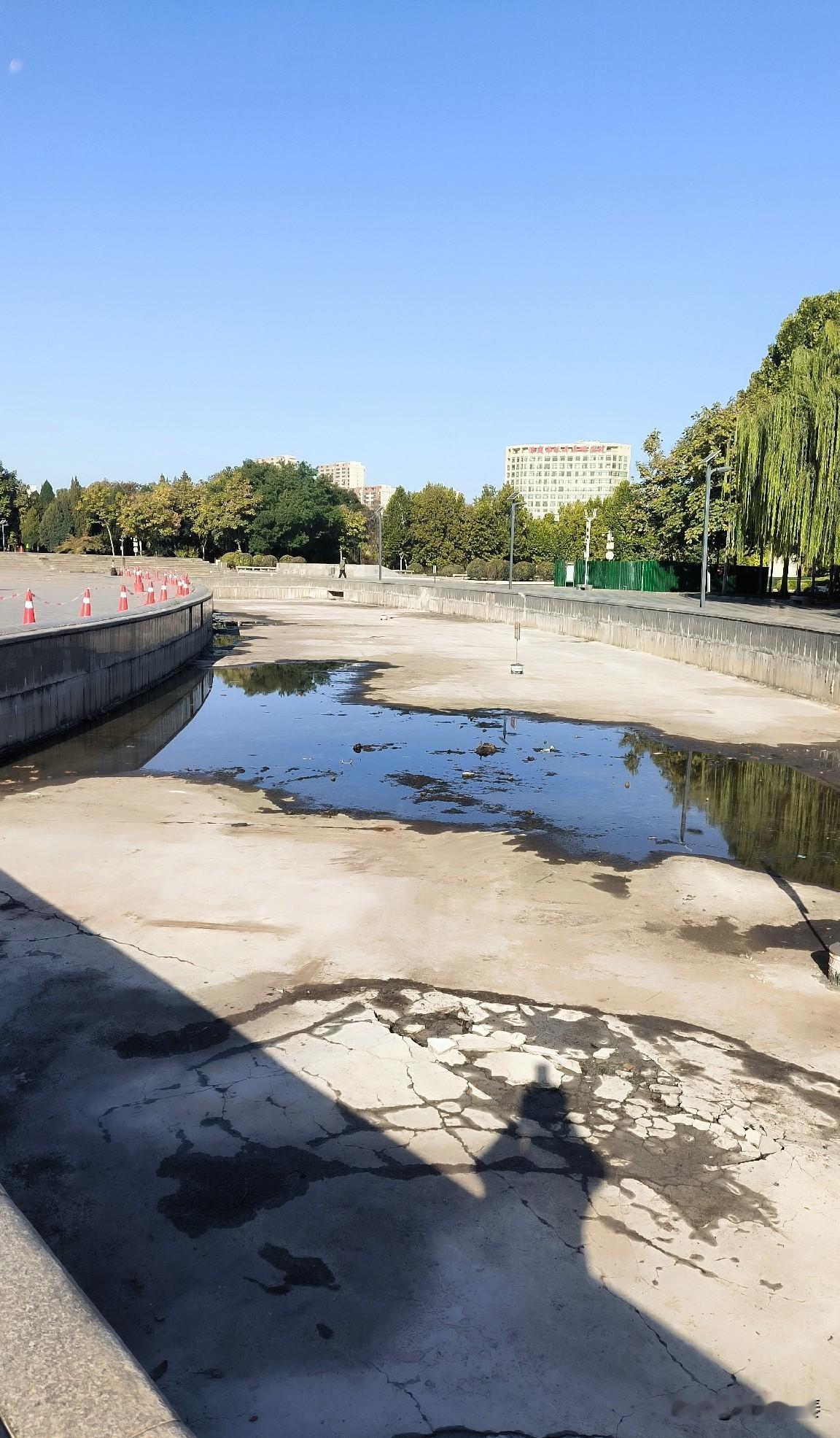 保定军校广场喷水池拆完了，接下来干啥？网友吵翻了

今天上午办事路过军校广场，顺