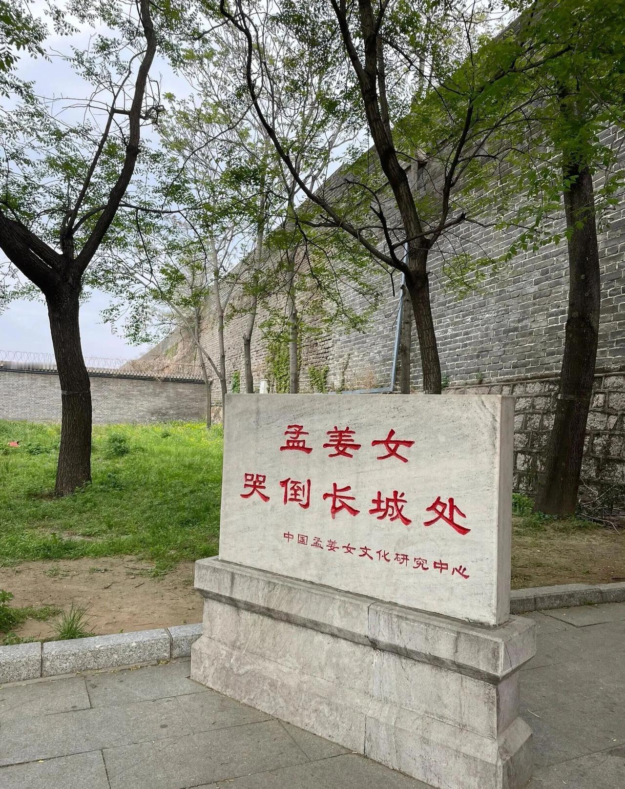 退休的朋友外出旅游，发给我这个照片，问我知不知道这个地方在哪里？只好请问万能的条