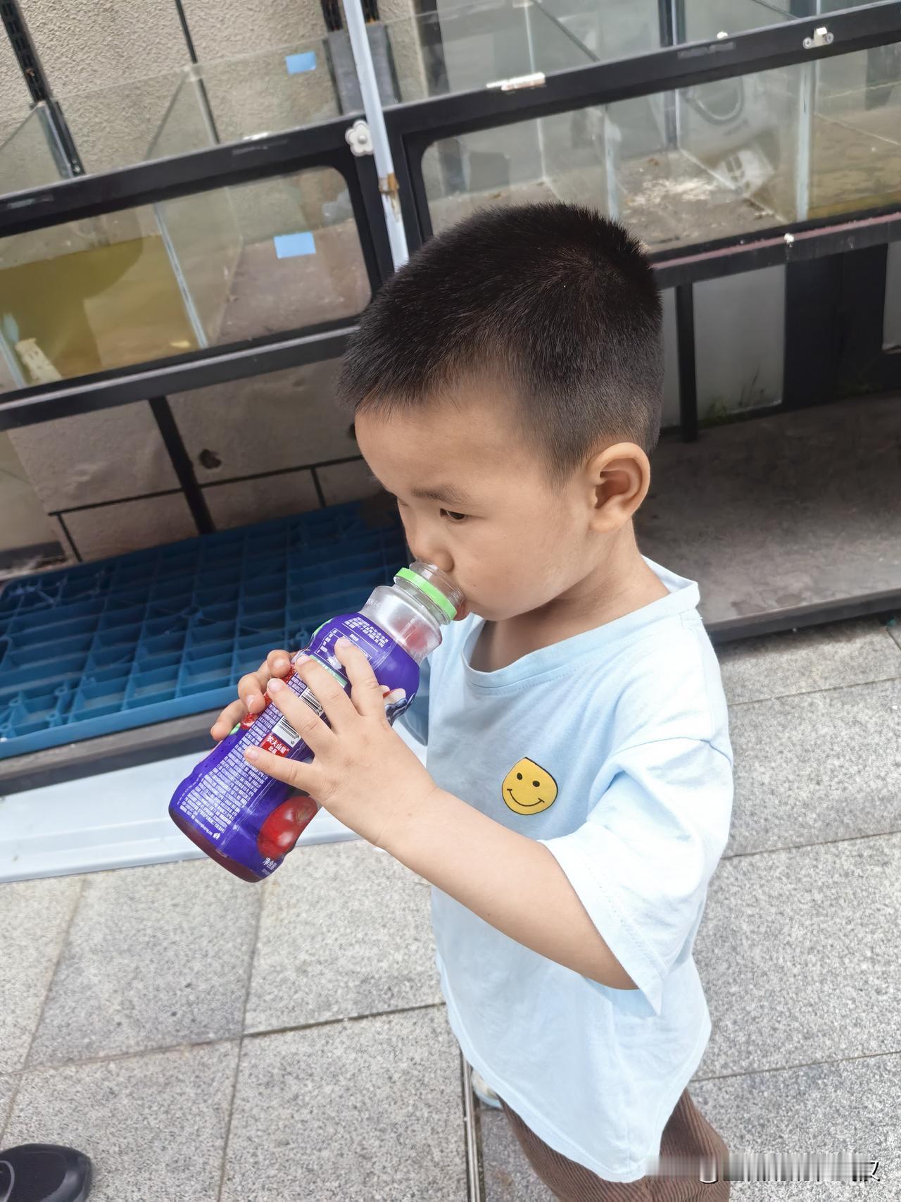 一大早，二宝小骏马就把他妈妈惹生气😠了。

今天早上六点多，我还在床上没有起来