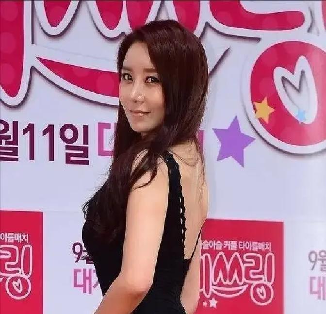 2012年11月30日，首尔青龙电影奖红毯上，许娜京穿着黑色高开衩长裙，刚下车就