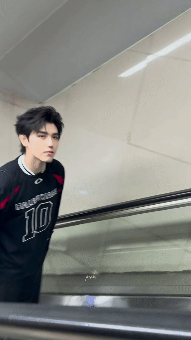 陈飞宇只需轻轻出手不用刻意营业，不用用力凹造型，陈飞宇往那一站就是氛围感本身。清