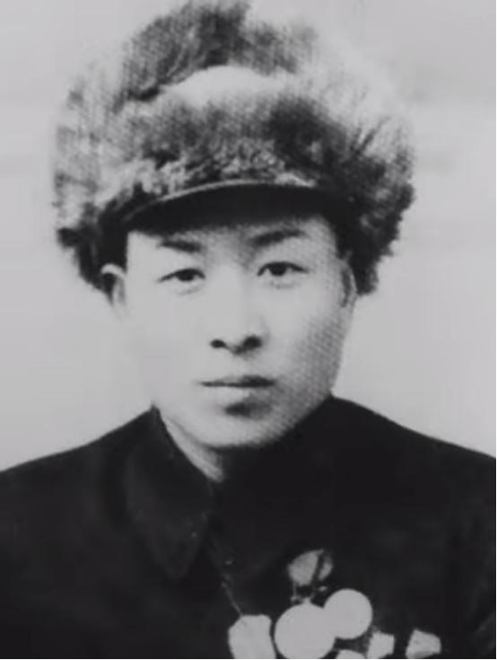 一个战士撞见八个鬼子在河边追一个抱娃的农村妇女，他枪里就三发子弹，他没躲，枪却对