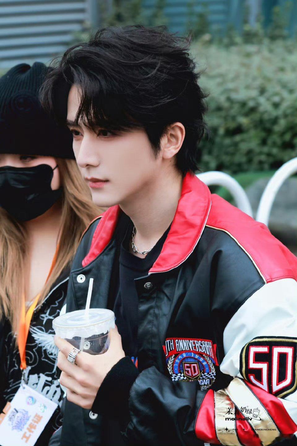 张新成一条裤子系了两根皮带 张新成今日出妆帅出新高度！双皮带巧思拉满，颜值在线又