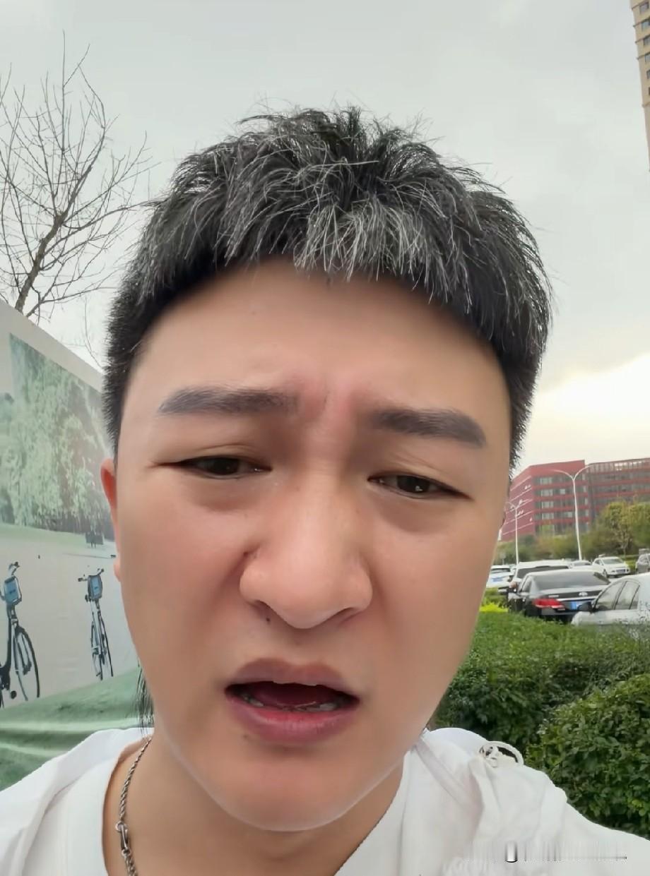 小故事！
    这二子 不知在什么地方外躲了几日？如今 他总算露了面，可二子 