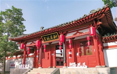 诗载千年来郑州对话诗圣杜甫说到古诗，不得不提唐诗；提起唐诗，又怎能绕过杜甫。唐睿
