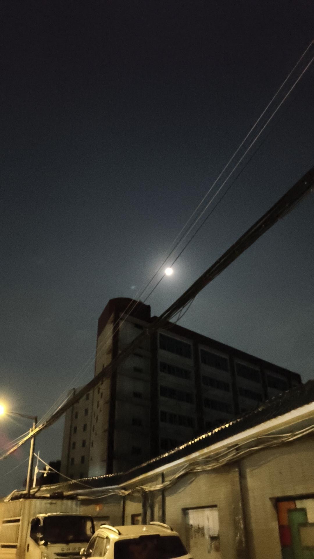 真是离谱到家，离谱妈给他开门了
​邻居刘老六和我说了一件事，
真是让我大开眼界，