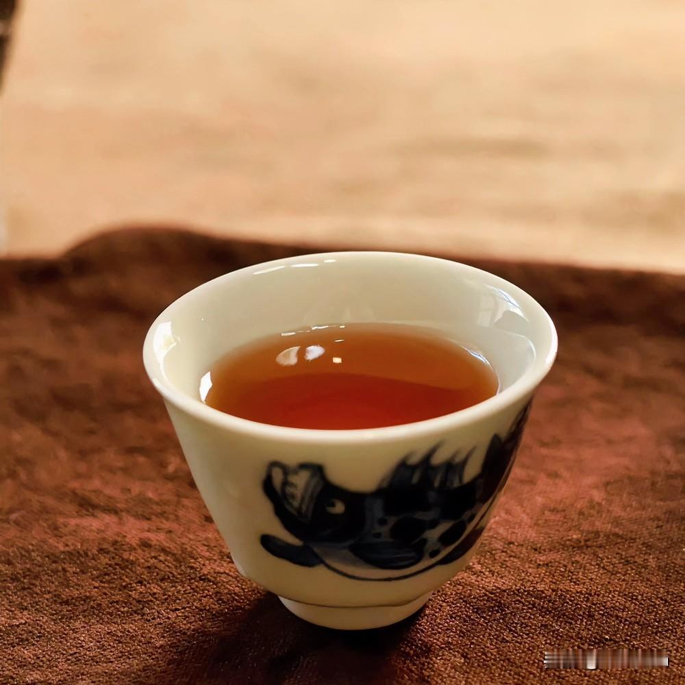 《春盏花笺·鹧鸪天体》
花影摇红映碧瓯，茶烟袅翠绕琼楼。一瓯春色杯中驻，半卷春光