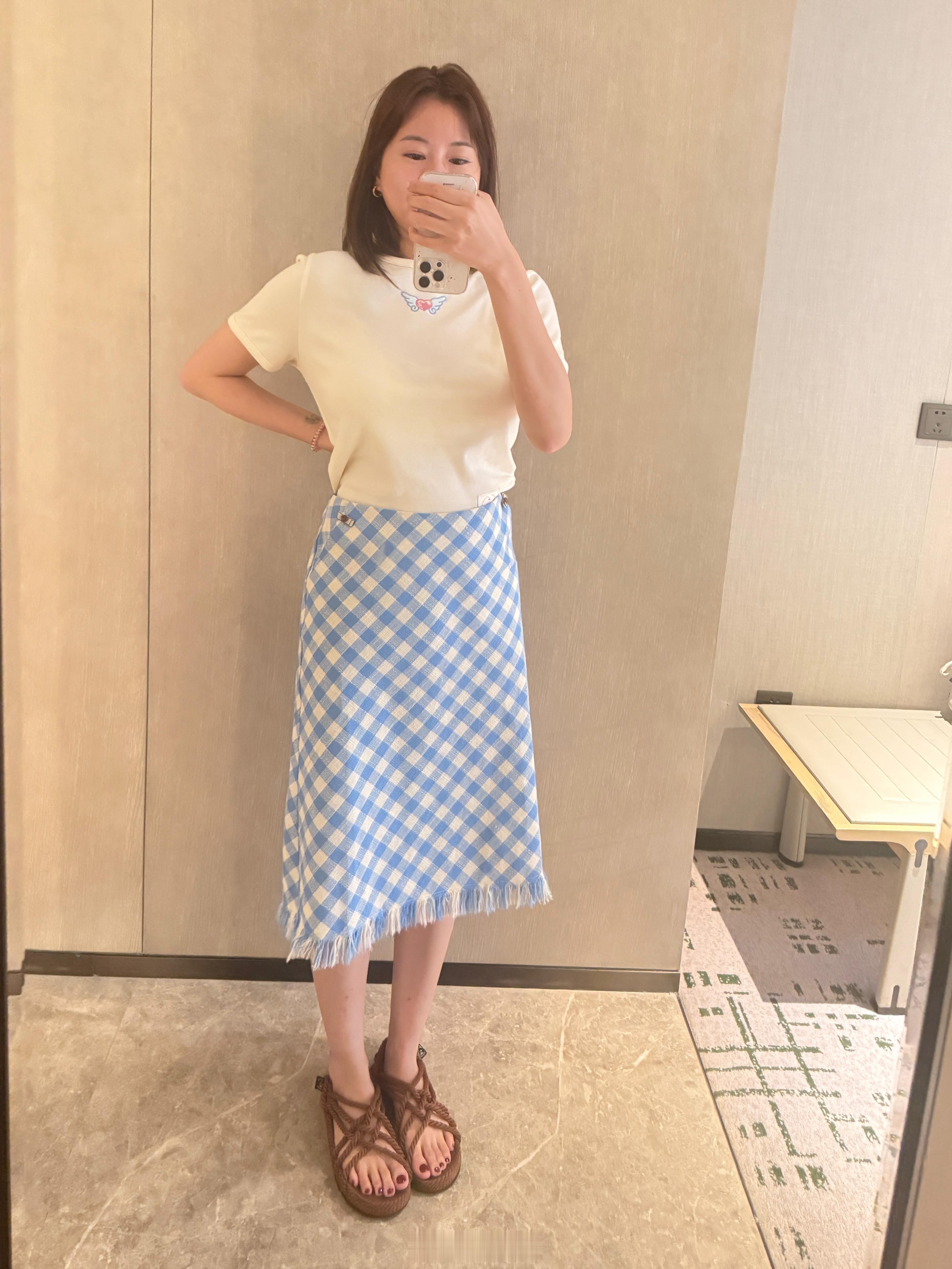 游逛街累到腿肚子抽筋饥肠辘辘回酒店休整一会儿出去吃东西大舅下指令：你那件白色收腰
