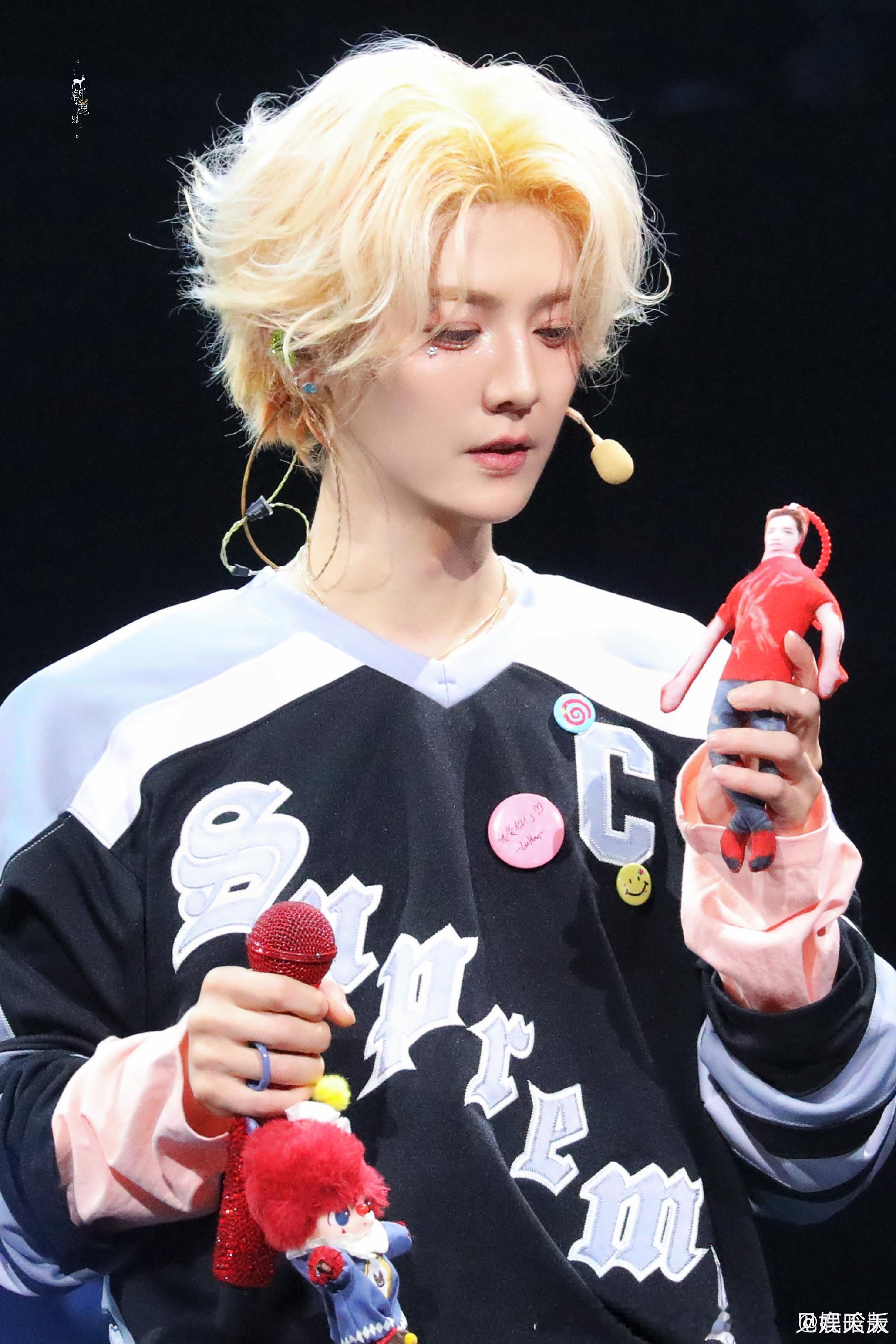 鹿晗眼角的星星鹿晗演唱会 摄影师应该获得加薪！每次特写捕捉到的星光颤动，都像是把