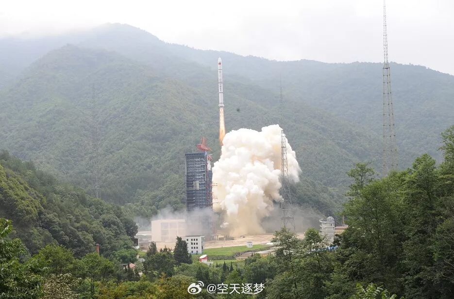 【早安丨 航天历史上的今天 】2018 年 6 月 27 日，中国长征二号丙运载