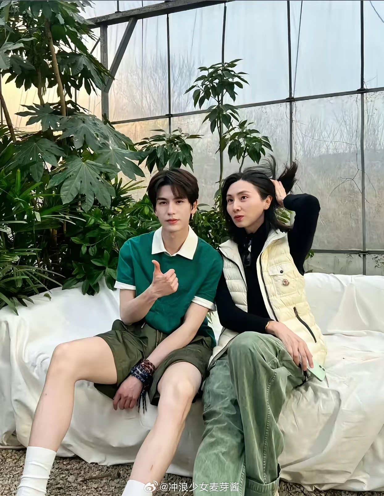 不整容 不医美，张凌赫的美貌遗传了妈妈的 