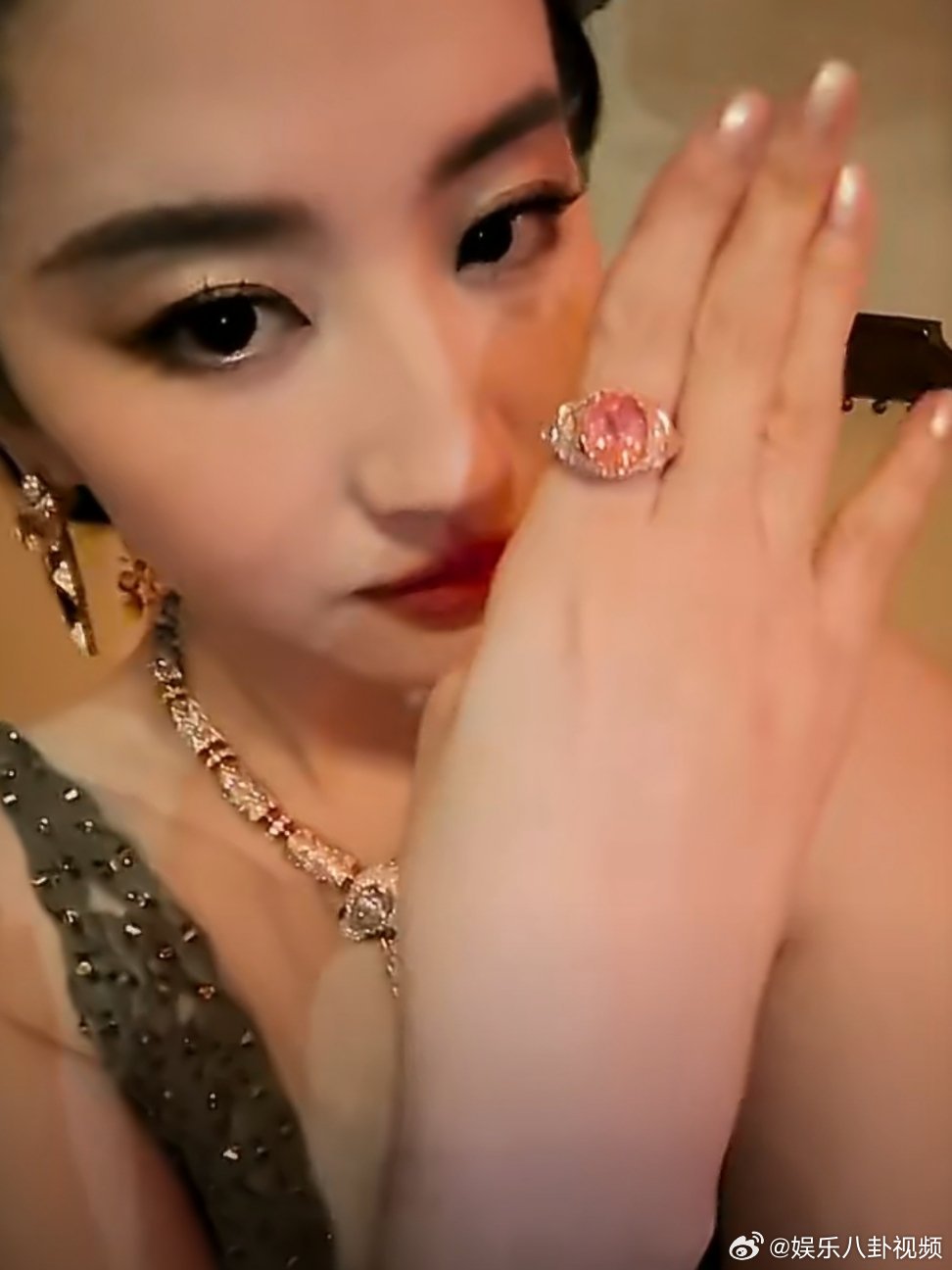 刘亦菲的自拍视频刘亦菲的怼脸自拍 小猫玩手机即视感！刘亦菲安妮海瑟薇互相搂腰