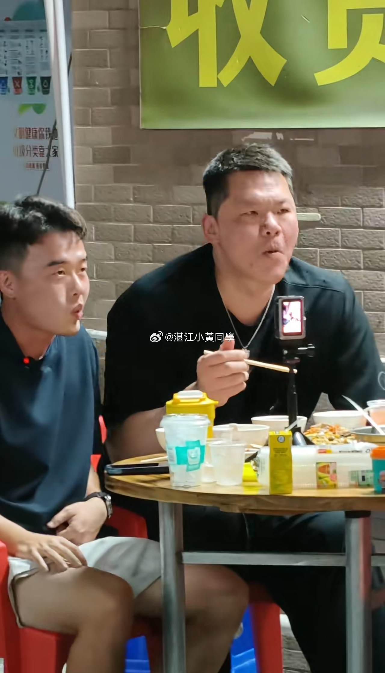 老朱要横向发展了啊！朱总也是好起来了，能跟小刚学长一起拍视频怎么有老爸带儿子吃宵