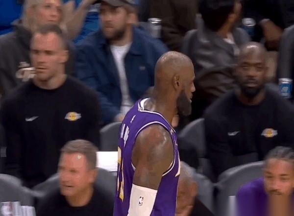 勒布朗·詹姆斯，毛巾搭在脖子上，刚坐下，场边一个穿着勇士球衣的哥们就凑了过来。