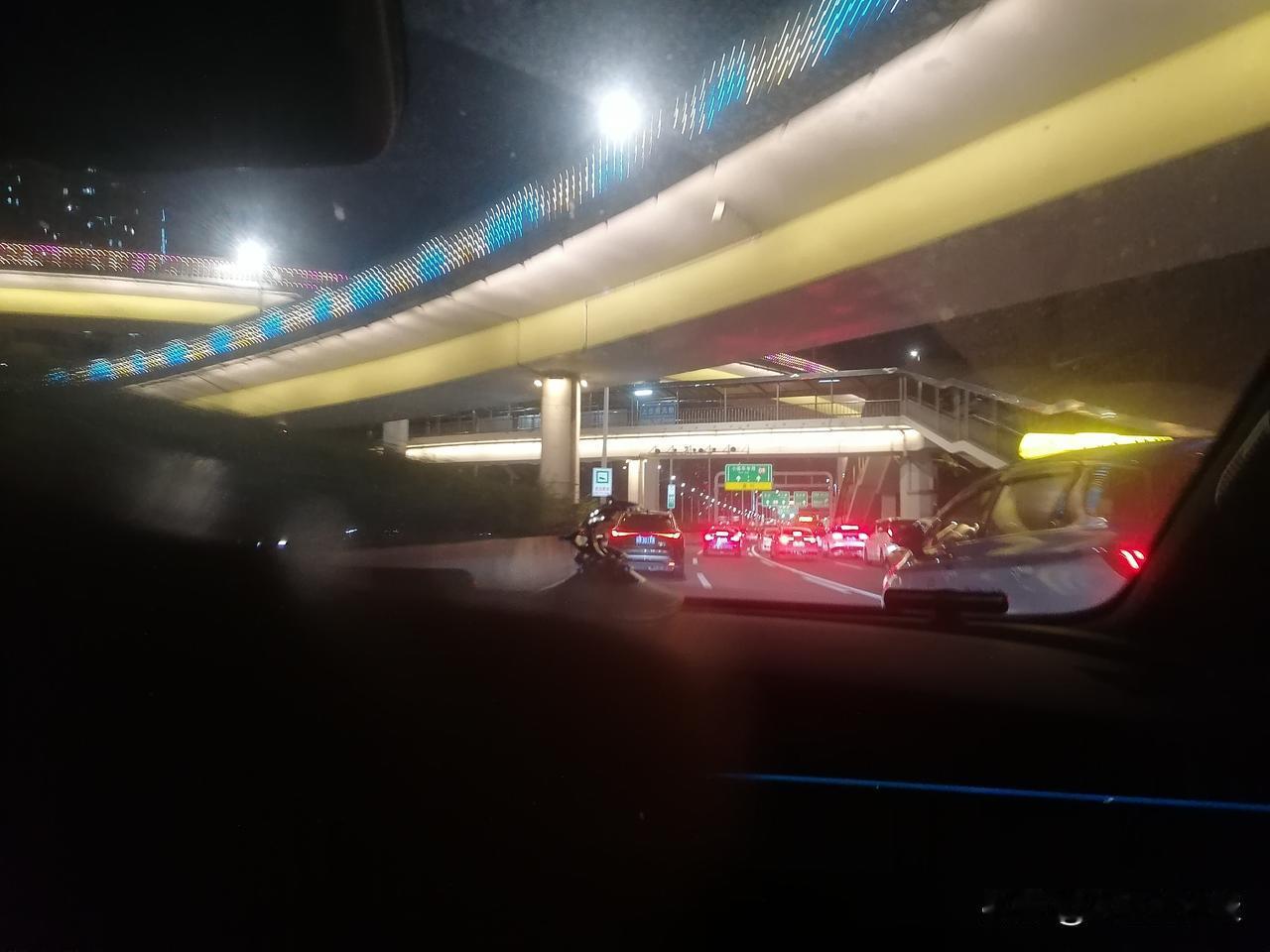 立交桥上流光溢彩，彩色灯景相互交映，格外壮观！