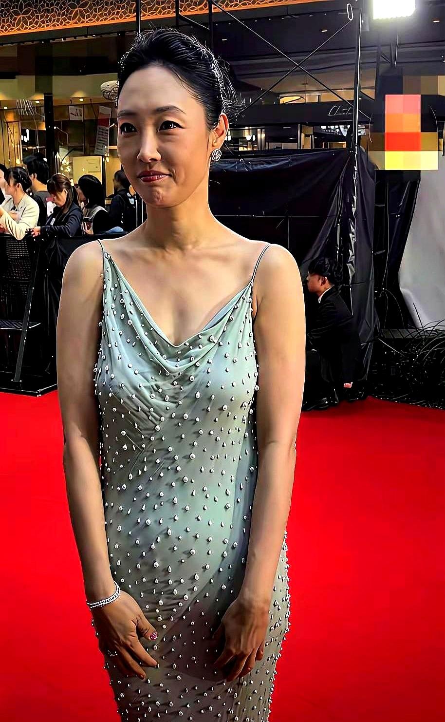 我觉得40岁左右有点好像是快速衰老了一样。
 

白百何穿着那身湖蓝色吊带裙出席