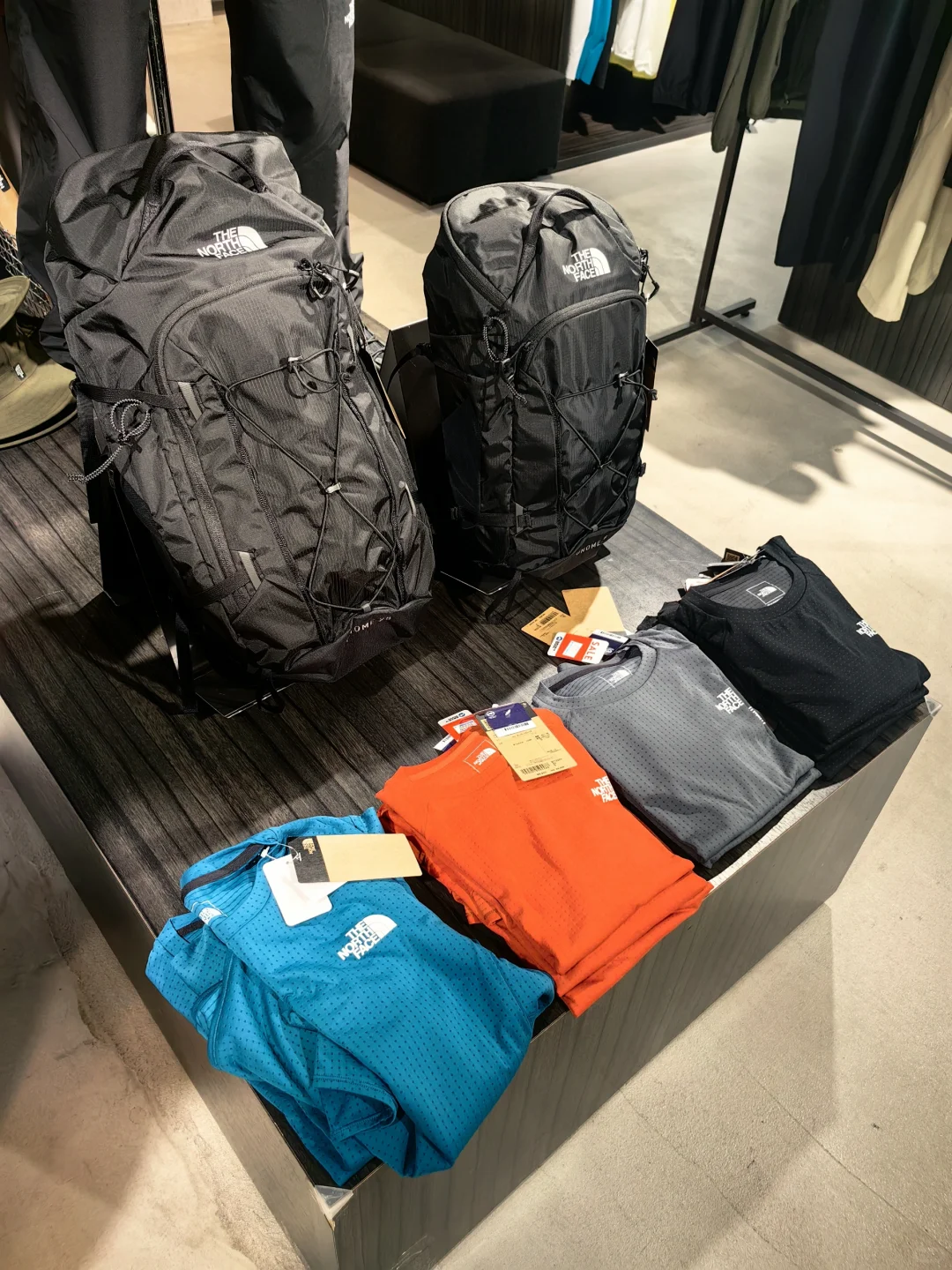 TNF精英自费运动员 帮助日本店员清货