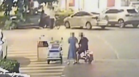 山东街头发生的一幕！女子在路边摊买个晚饭，竟然保住了40万元！

 
 
 
 