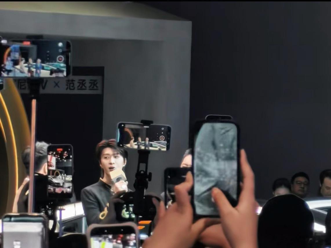有点后悔没去成都车展了，怎么那么多我喜欢的明星都去了