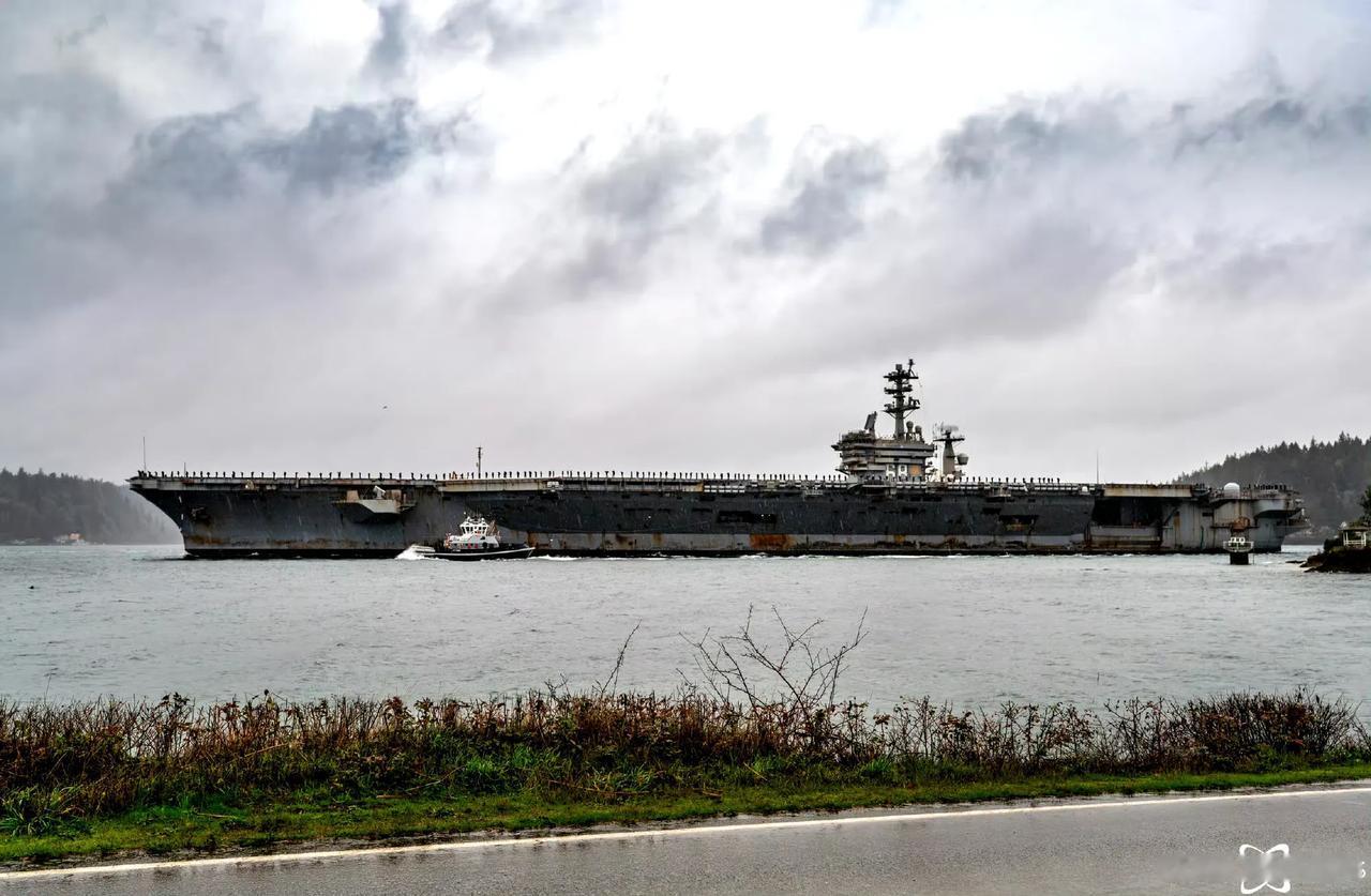 老美的尼米兹号航母（CVN-68）正前往布雷默顿的基萨普海军基地，这也许是该航母