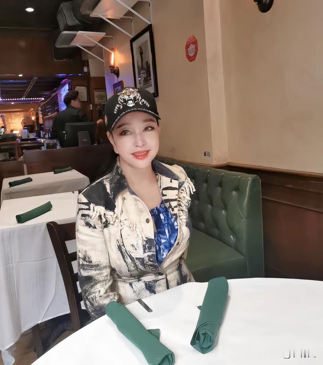 这张照片估计开了10级美颜，要不然刘晓庆不可能变得这么年轻好看。现在的美颜能把老