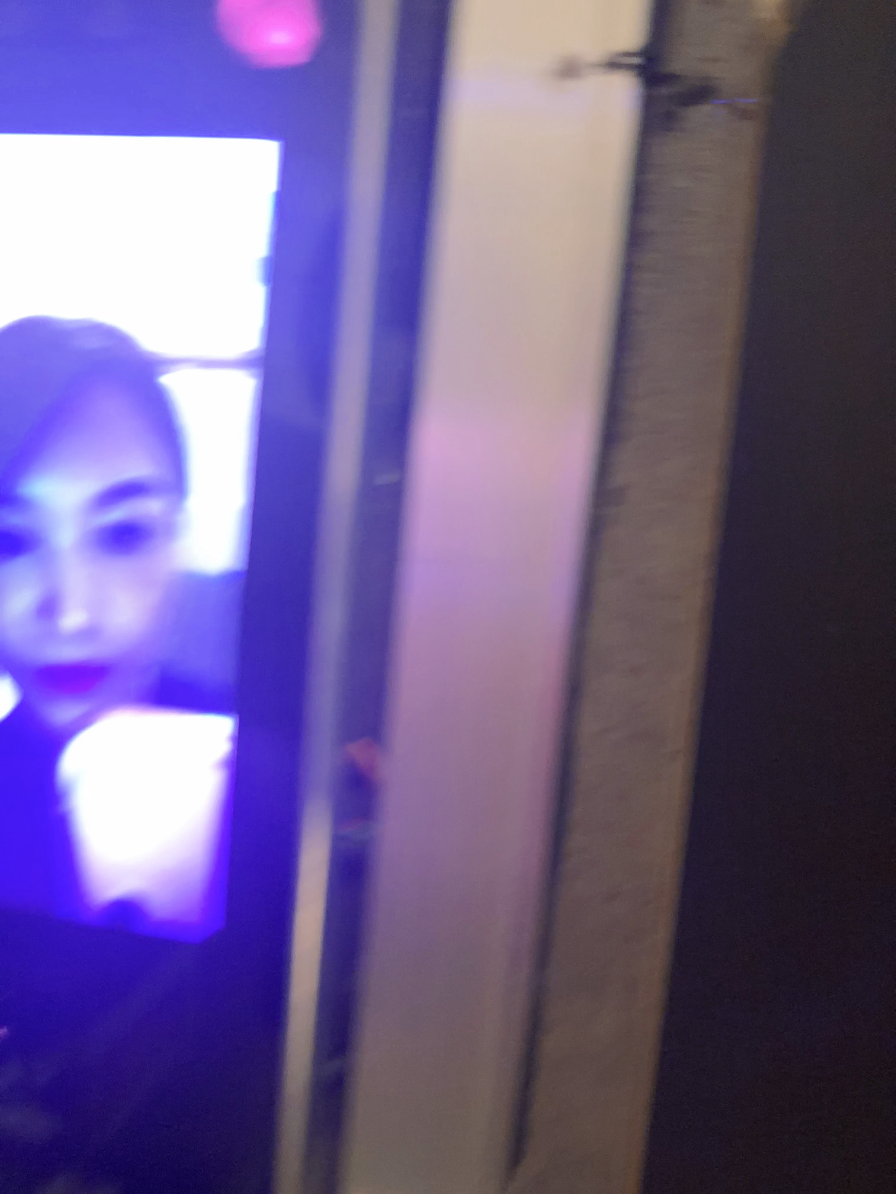 抢拍一张。原来可视门铃里我长这样。下回披散头发吐舌头。马上中元节了。 