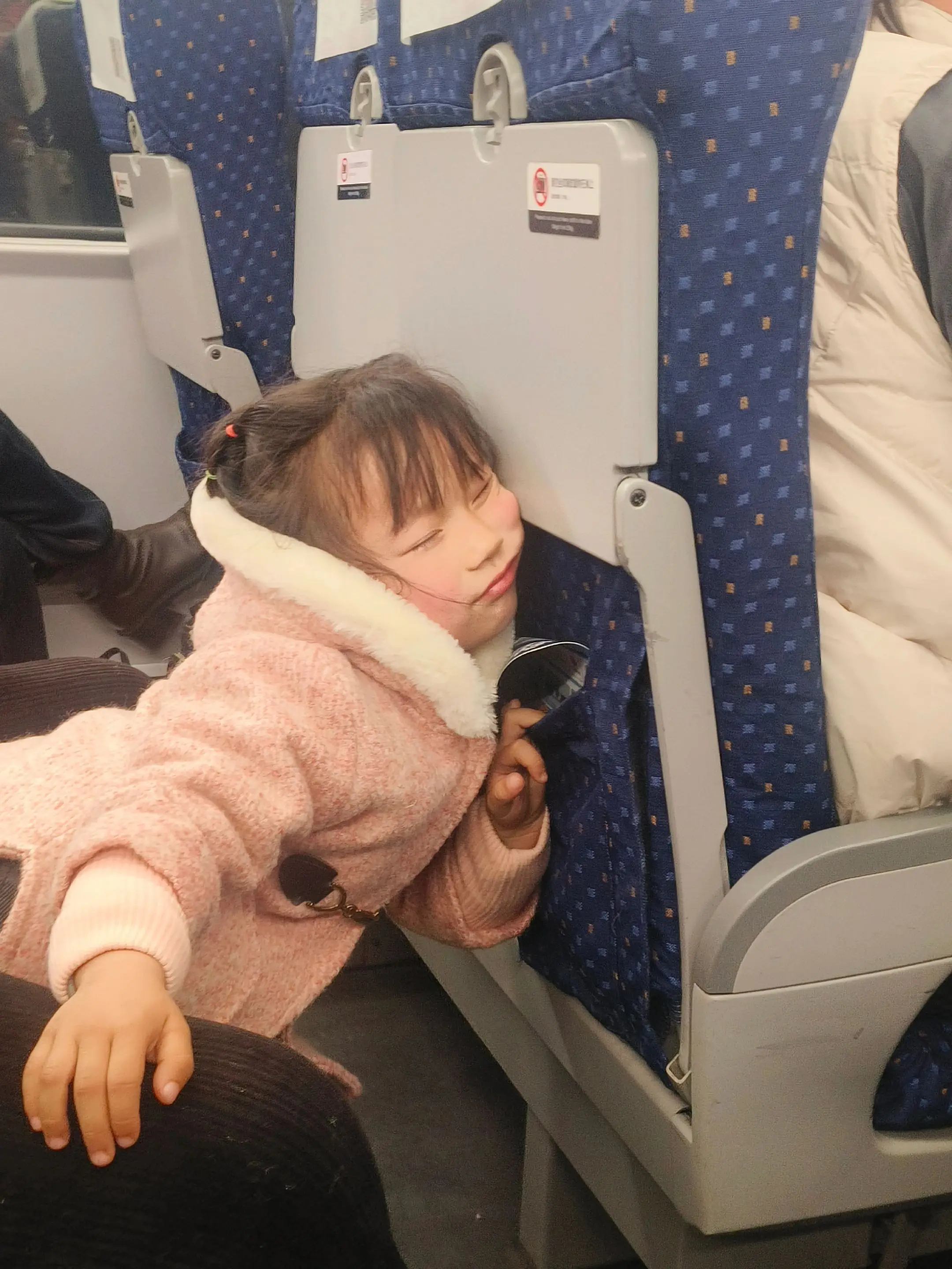 蓝椅为床梦正酣， 粉衣轻裹小身安。 忽然一笑惊尘梦， 眼底星光落满盘。