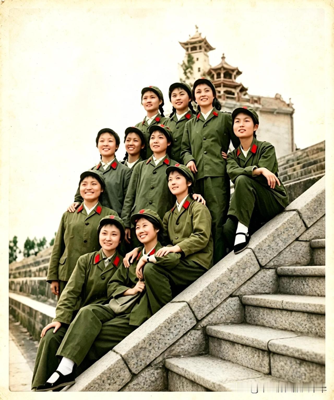 泛黄旧照忆当年！军装照里，藏着女战士们最美的青春
 
军装照里的时光记忆，一张张