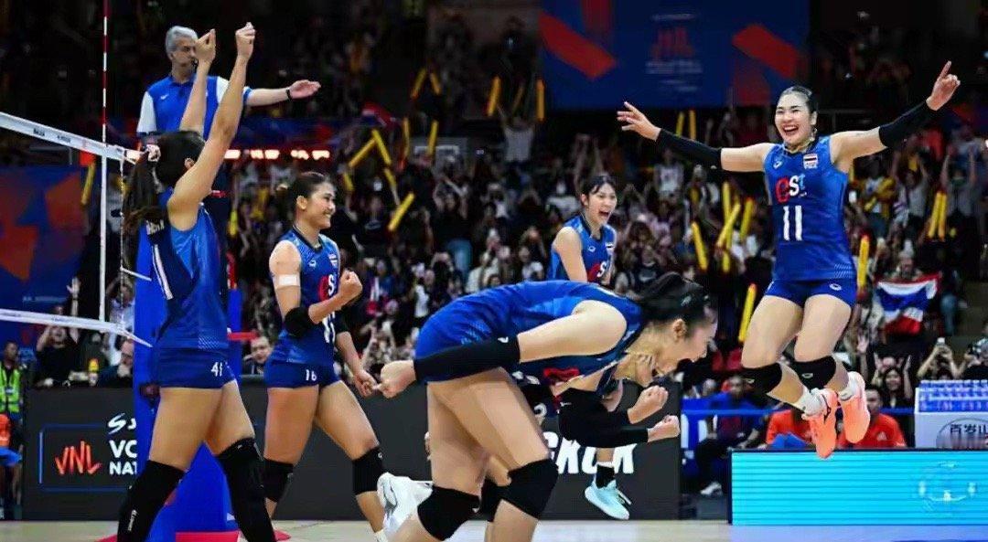 终于等到你！3-0：中国女排手下败将首胜、告别5连败，开心大合影6月18日晚，曼