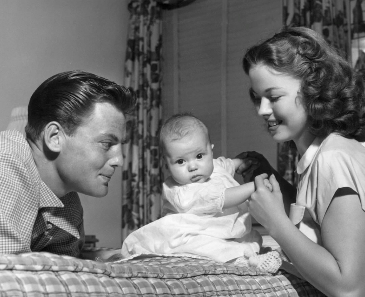 【来自投稿】1945年9月19日 17岁的秀兰·邓波儿和美军中士约翰·阿加尔 结