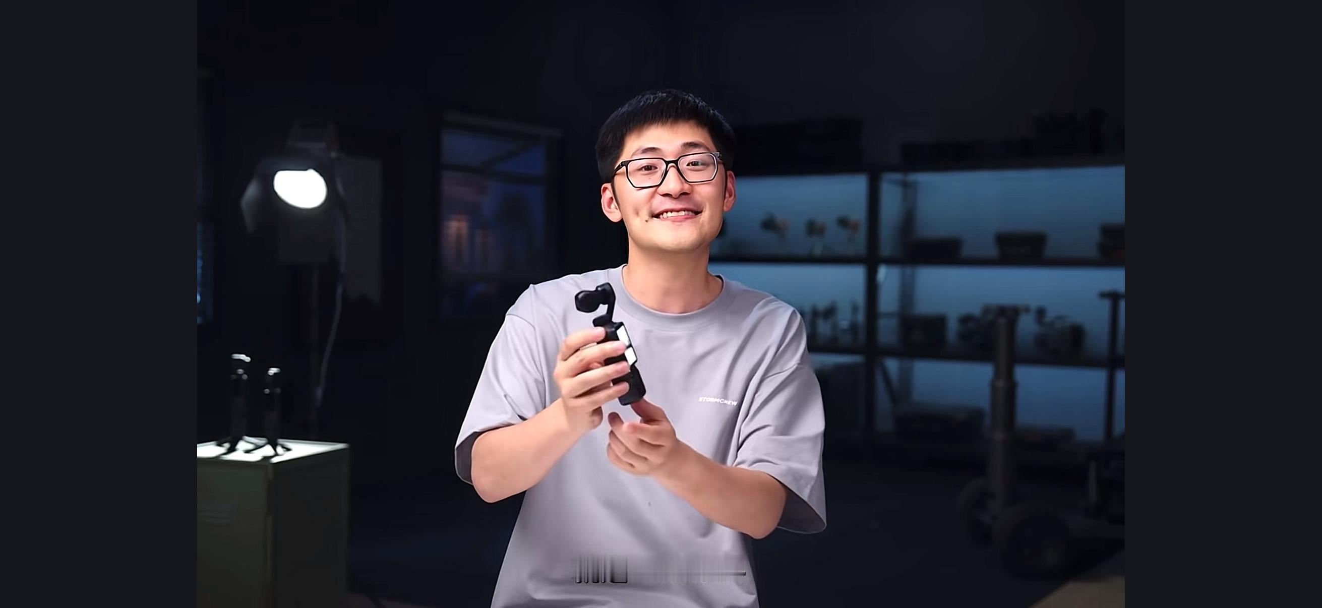 Pocket4这个设计太憨了，Tim都忍不住吐槽，变焦按钮在竖屏以后就被挡住了，